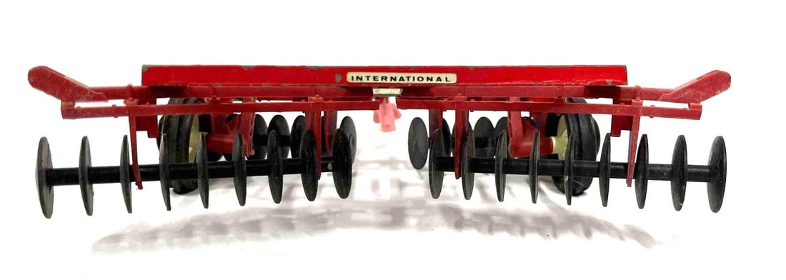 1/16 ERTL Red International Disc & Bonus Tractor Accessory (1 of 18)