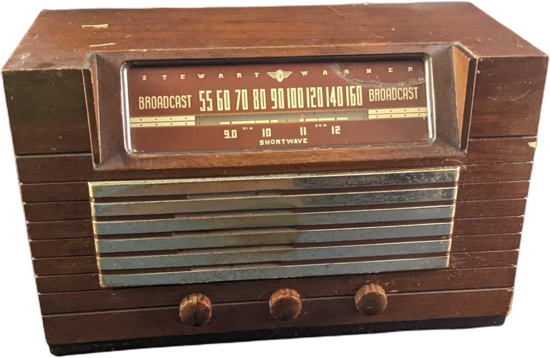 1940s Stewart-Warner 9000B Broadcast Radio: This is a six-tube radio receiving both AM and Shortwave (9-12 MHz) from the 1940s. This is perfect for a restoration projection as this does not turn on. The radio is approx 16" x 7 1/2" x 10