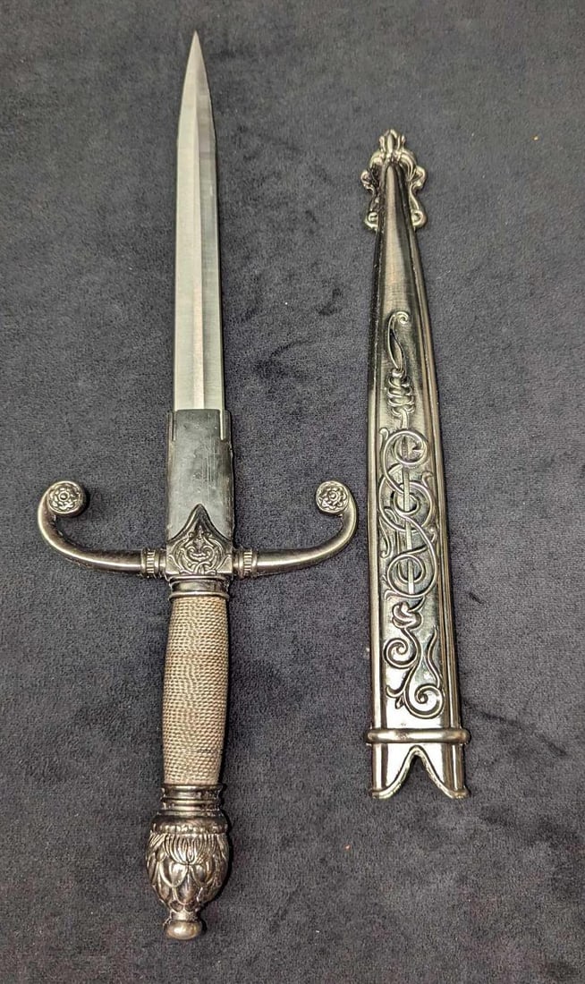 Knight`s Dagger Stainless Steel Art (1 of 9)