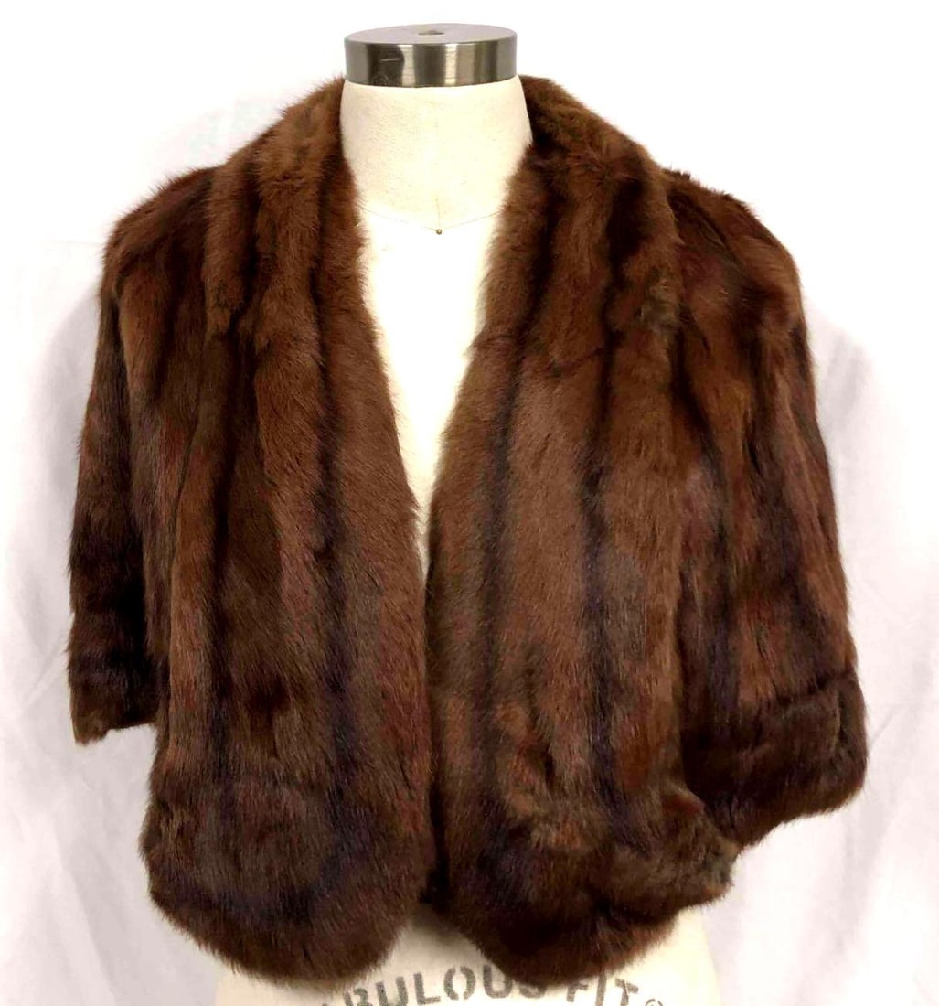 Filene's Dyed Fox Fur Stole Appearance Of Mink (F47): This lot contains a Filene's stole dyed fox fur with the appearance of mink. The fox fur was shaved down and dyed to give it the look of mink furs. This stole features two string loops to put your
