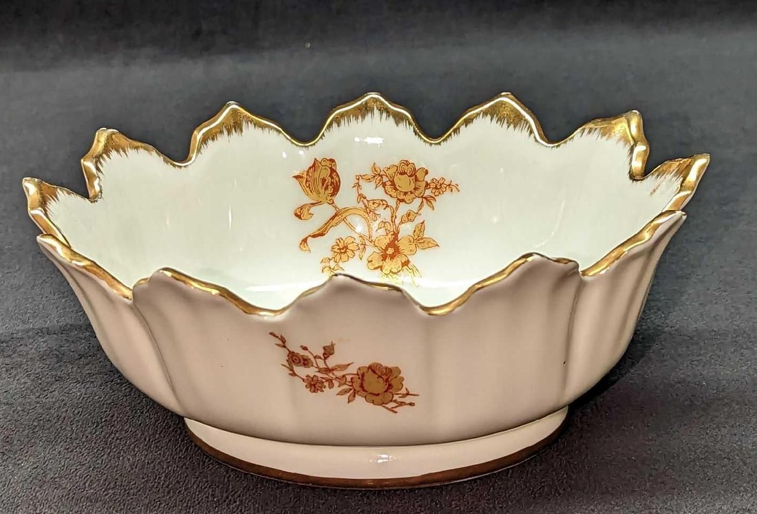 Vintage Fine China Royal Kendall 22k Gold Trim Bowl: Vintage Fine China Royal Kendall 22k Gold Trim Bowl. Is approx 7" x 5 1/2" x 3" and it weighs 0.70lb. Has light wear on the gold trim. No chips or cracks.
