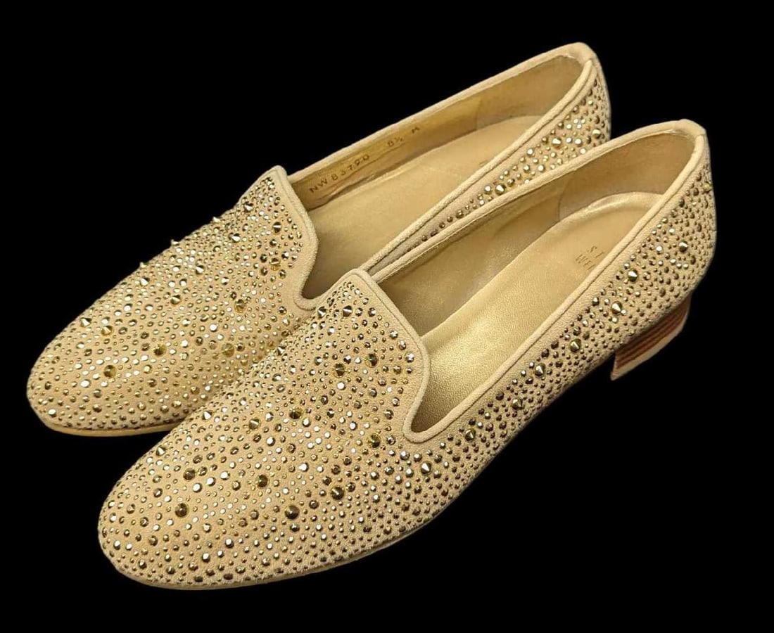 Stuart Weitzman Slipbeads Women's Size 8 1/2 Sized Loafers: Stuart Weitzman Slipbeads Women's Size 8 1/2 Sized Loafers.These slip-on loafers have an suede upper, leather lining and ruber soles. They have an decorative gold tone spikes and gold tone rhinest
