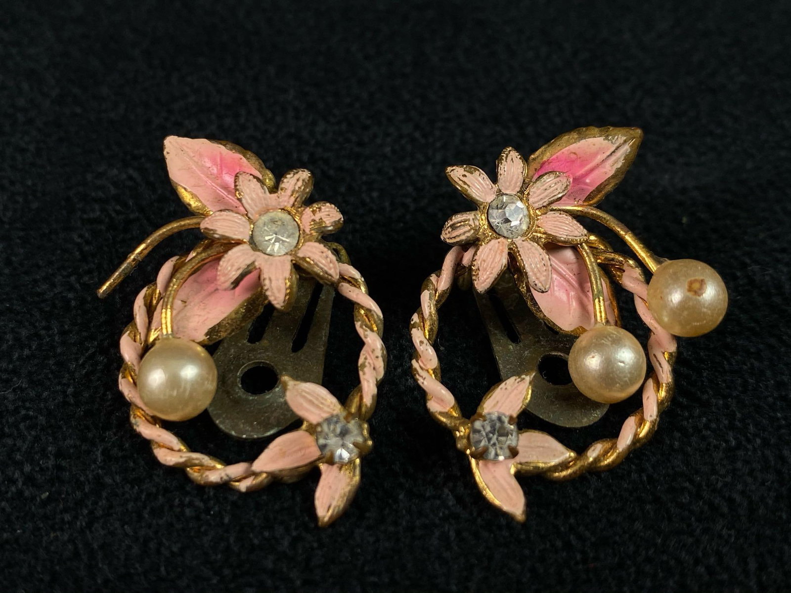 Antique Gold Plated Enamel Flower Clip On Earrings: Antique Gold Plated Enamel Flower Clip On Earrings All our vintage items are tested and researched prior to listing. Please view all our pictures they are part of our description . Good luck Happy Bid