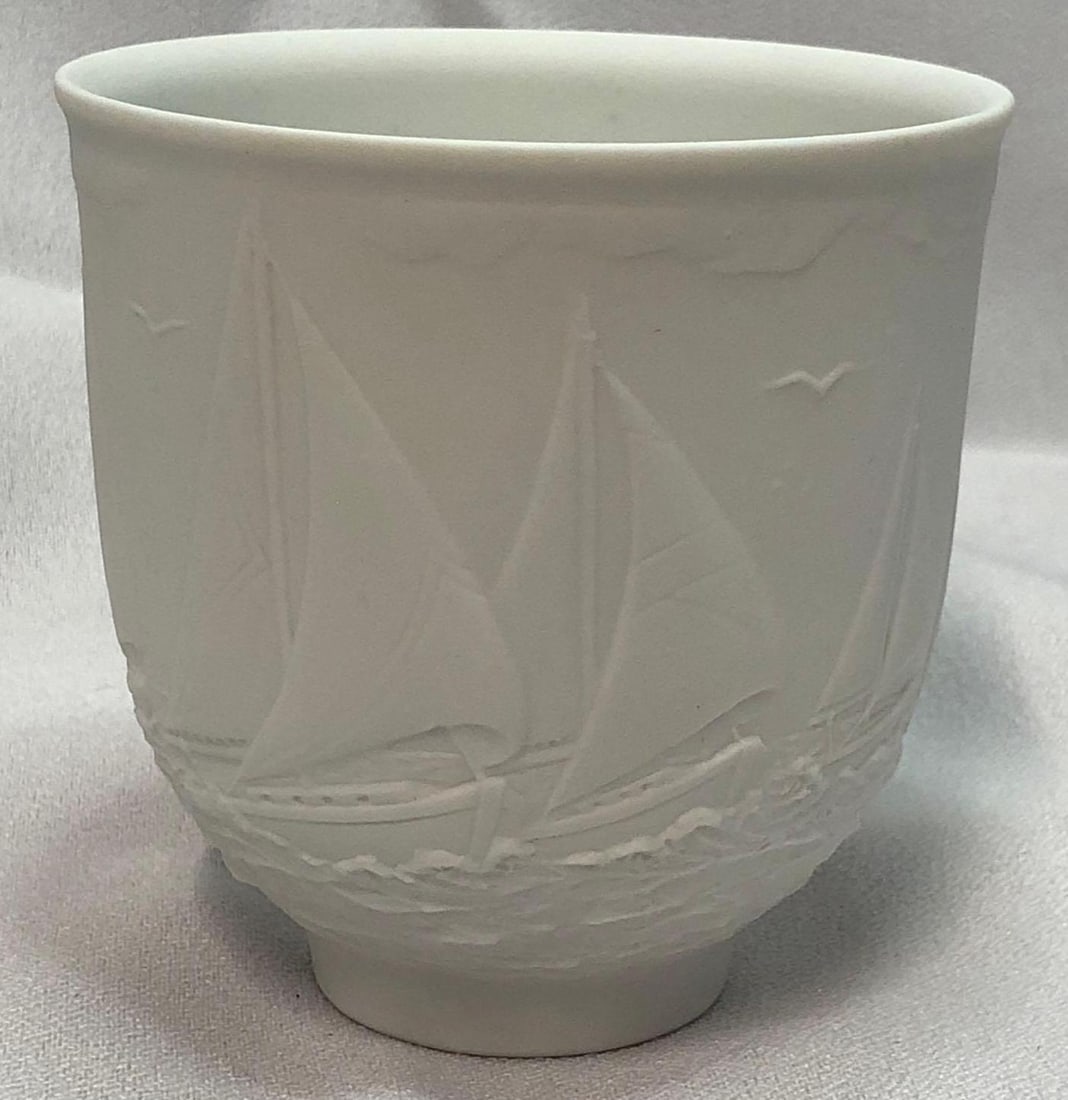 1997 Lladro #7657 "Sailing The Seas" Votive Candle Holder: This lot contains a 1997 Lladro Collectors Society #7657 "Sailing The Seas" Votive Candle Holder in Matte Finish. The item is approx 3-1/2" x 3-1/2" x 3-1/2" and weighs about 0.4lb