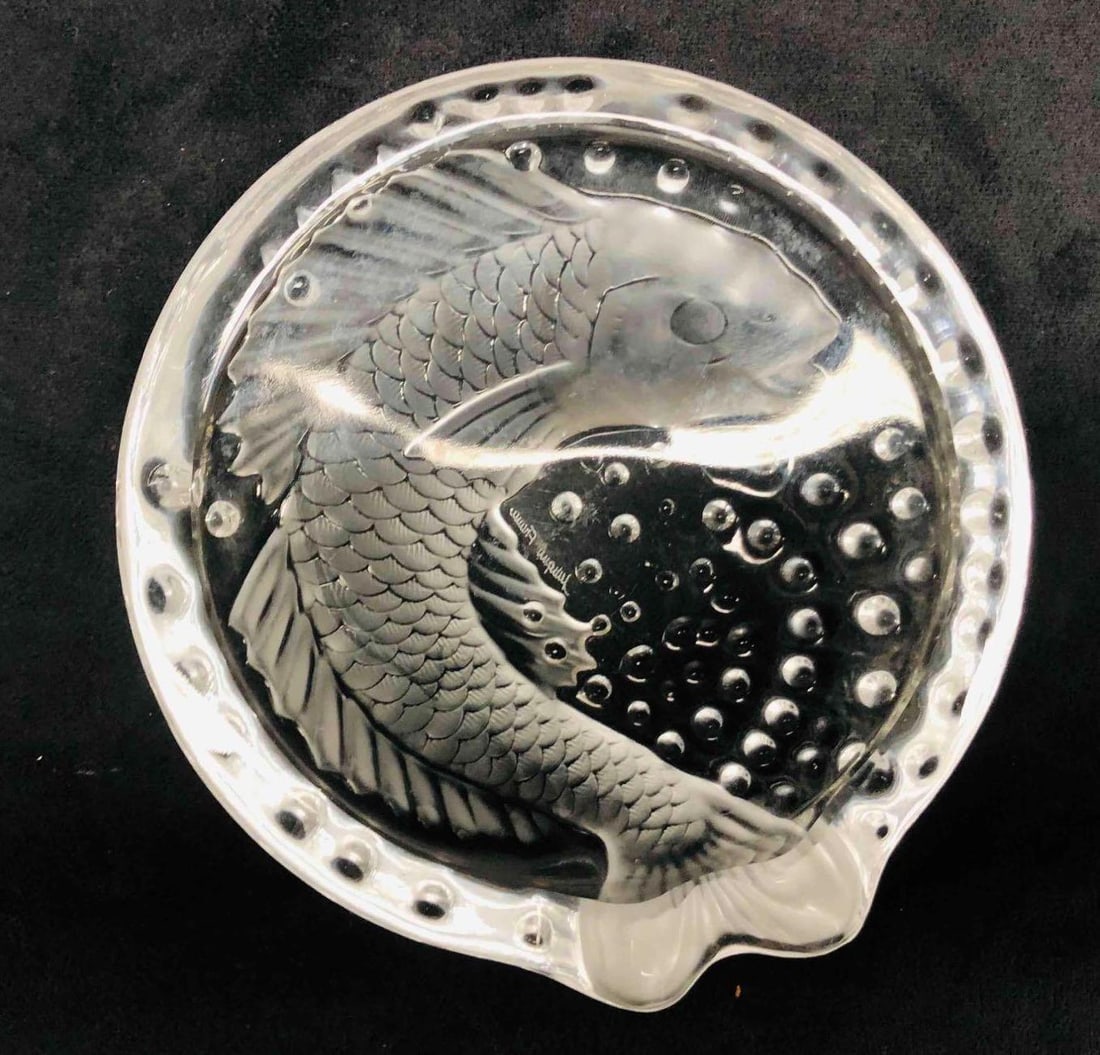 Lalique Signed Fish Bowl: This lot contains a Lalique Signed Fish Bowl. It is approx 6 1/4" x 6" x 2" and it weighs about 1.4lbs. Overall the Lalique Fish Bowl is in good used condition with some light wear from us
