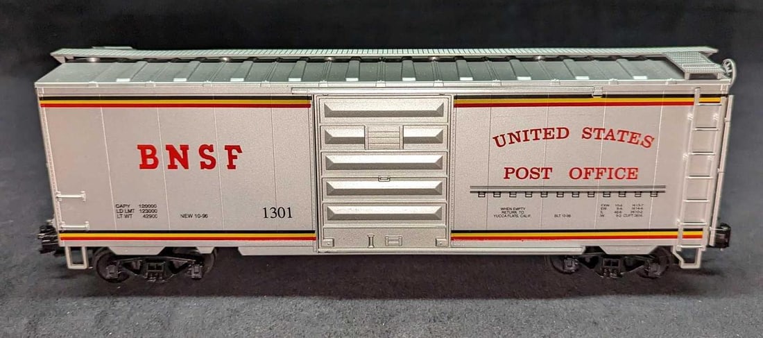 Weaver BNSF United States Post Office PS-1 Box Car: Weaver BNSF United States Post Office PS-1 Box Car. The box car comes in its original box that is approx 15" x 3 1/4" x 4 1/2" and it weighs 0.90lb. The box has some shelf wear and the box