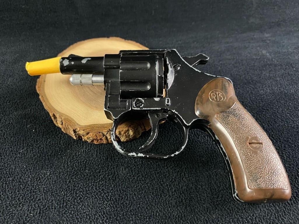 Vintage RTS Italy 22 Cal 8 Shot Blank Starter Pistol: Vintage RTS Italy 22 Cal 8 Shot Blank Starter Pistol. Made in Italy that is an 8 Shot .22 caliber gun. NO Background is required. Understand this only shoots blanks. Overall condition appears good.. J
