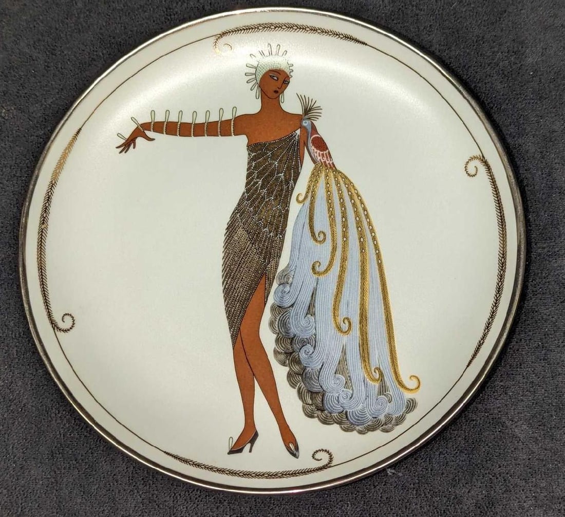 House Of Erte Diva II Decorative LE Porcelain Plate: House Of Erte Diva II Decorative LE Porcelain Plate. This is plate #HA5530. This was released by The Franklin Mint. The plate is approx 8 1/8" x 8 1/8" x 3/4" and the weight is 0.68lb.