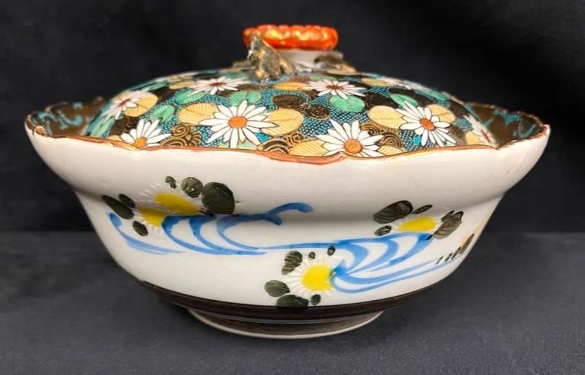 Antique Japanese Kutani Bowl Meiji or Taish: Antique Japanese Kutani Bowl Meiji or Taish? Japanese porcelain bowl with lid, made by Kutani during the late Meiji or early Taish? era. The lid and rim feature ornate gilded designs and a flower hand
