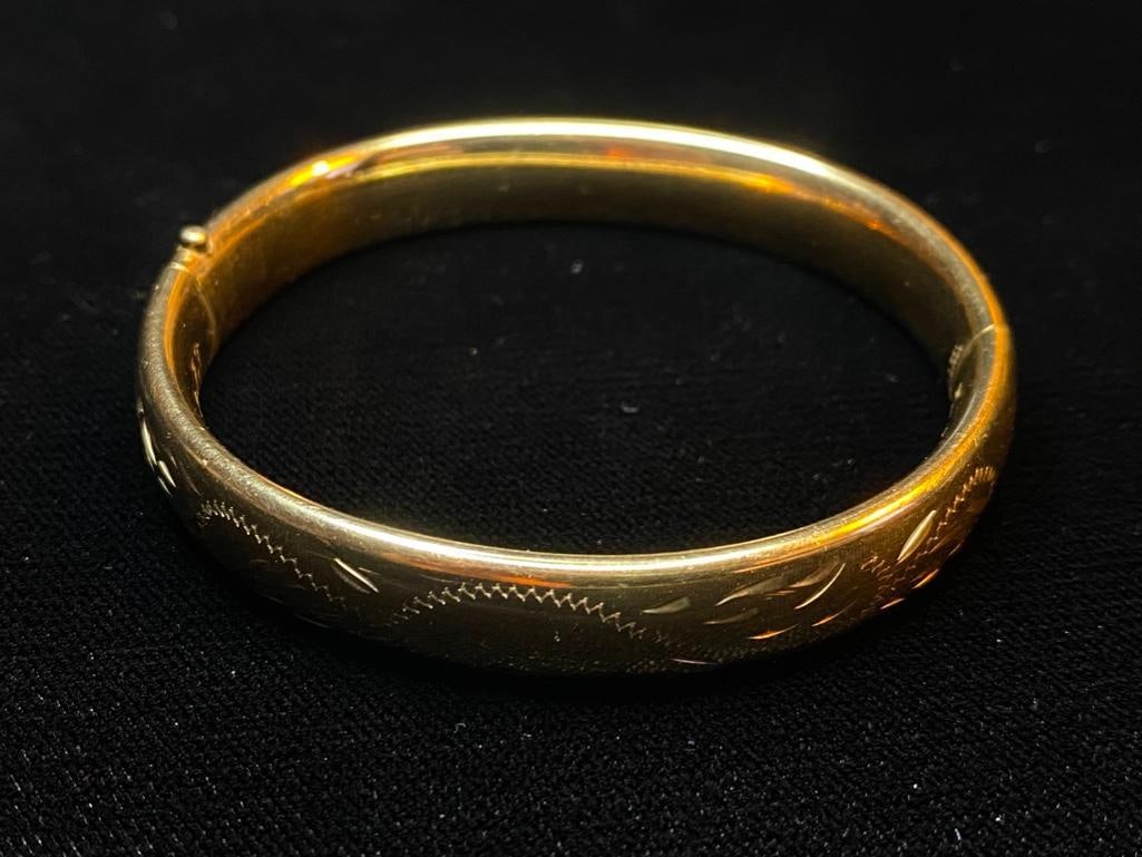 Crafmere 12k Gold-Filled Adjustable Bangle: Crafmere 12k Gold-Filled Adjustable Bangle All our items are tested and researched prior to listing. Please view all our pictures they are part of our description. DETAILS: Metal - 12k Gold