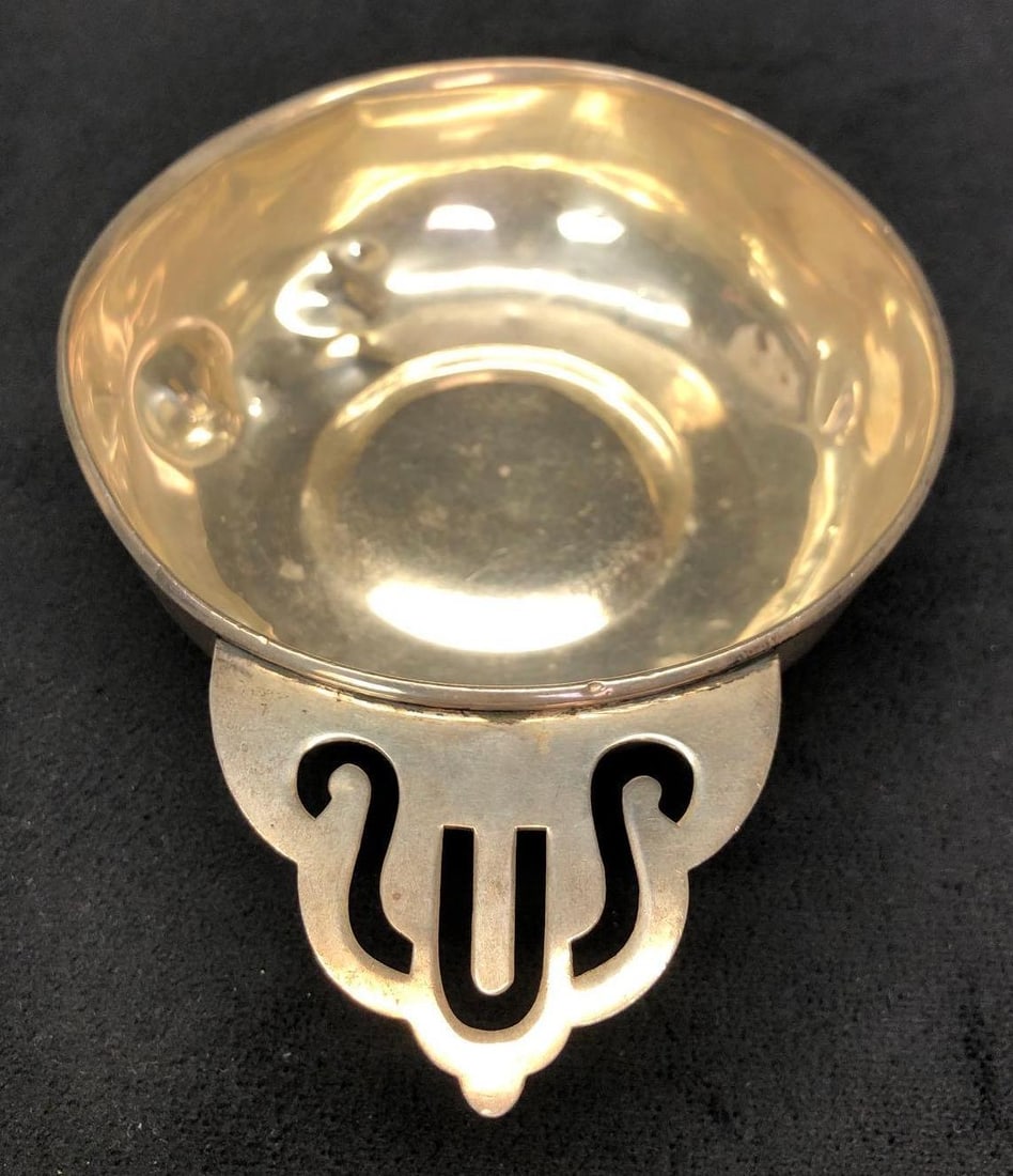 Antique Sterling Silver Porringer Bowl: This lot contains Antique Sterling Silver Porringer Bowl. Made in Mexico. It is approx 5-3/4" x 4-1/4" x 1-1/4" and weighs about 0.2lbs. Overall the Sterling Silver Porringer Bowl is in fa