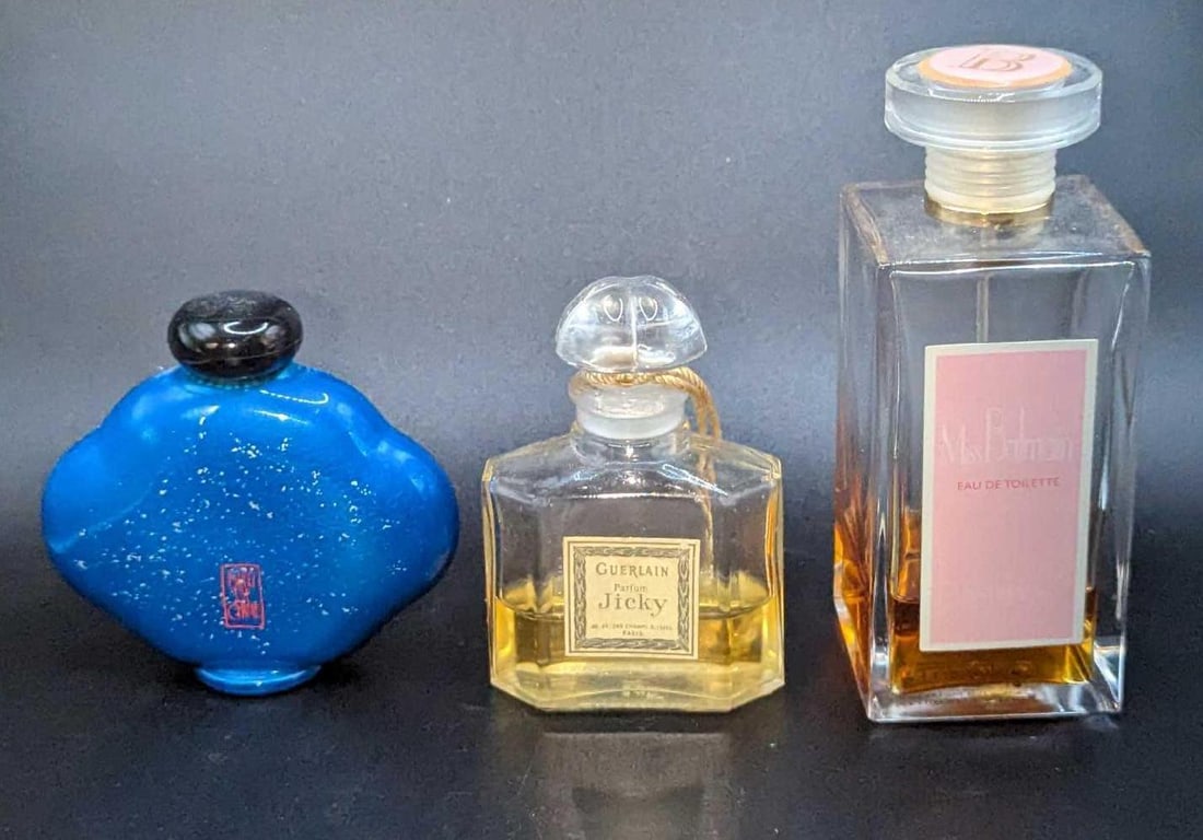 Bleu de Chine Guerlain Parfum Jicky Miss Balmain Bottles: Bleu de Chine Guerlain Parfum Jicky Miss Balmain Bottles.This lot includes: (1) Bleu de Chine Eau de Toilette Spray. This is approx 3" x 1" x 3". Still has spray inside. (1) Guerlain Par