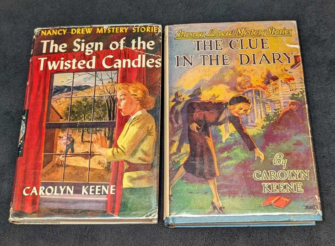 Vintage Nancy Drew Clue In The Diary & Sign Of The Twisted Candles: Vintage Nancy Drew Clue In The Diary & Sign Of The Twisted Candles. This lot includes: (1) Nancy Drew Mystery Stories - The Clue In The Diary. This was published by Grosset & Dunlap (New York)