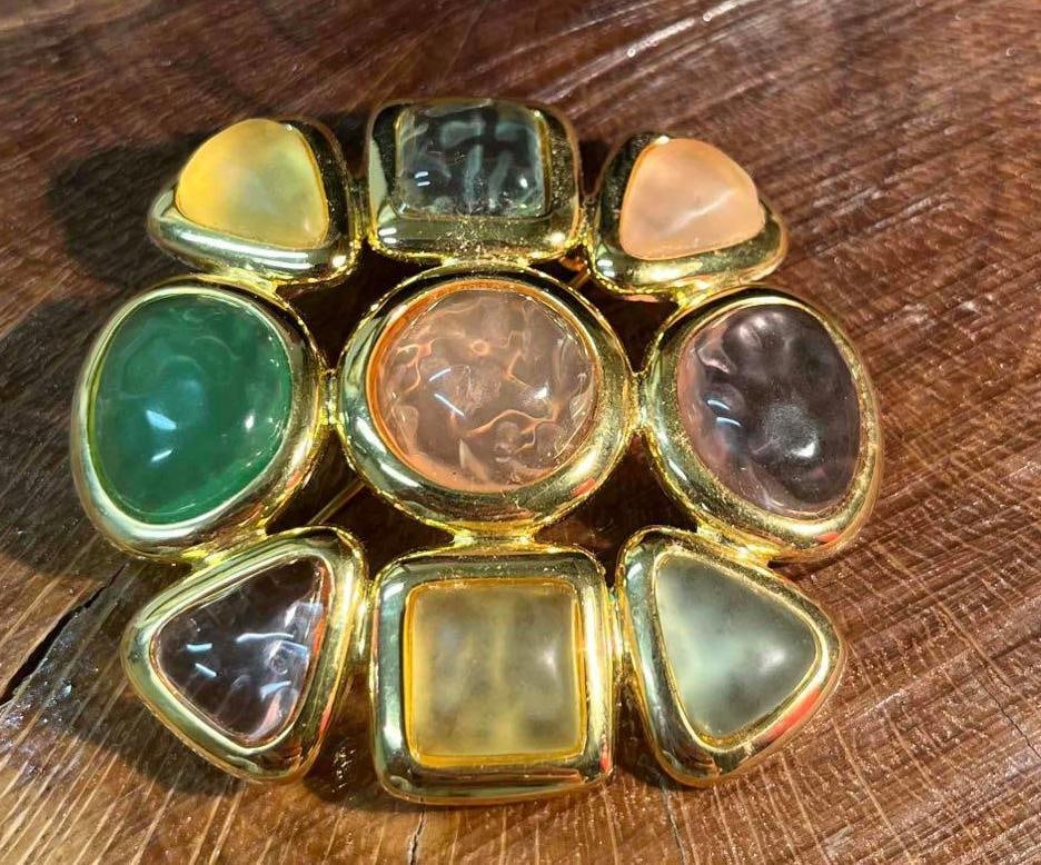 Large Vintage Joan Rivers Pastel & Gold Tone Brooch: This lot contains a Large Vintage Joan Rivers Pastel & Gold Tone Brooch. It is approx 22 1/2" x 2 1/2" x 3/4". Total weight is approx 1.3oz. Overall the brooch is in good used conditio