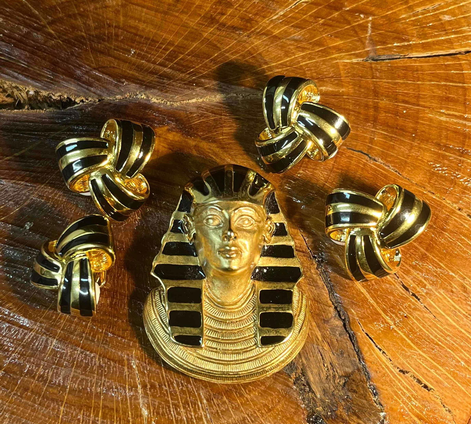 Gold Tone E Pearl Pharaoh Brooch & Two Pairs Of Joan Rivers Clip On Earrings: This lot contains a Gold Tone E Pearl Pharaoh Brooch & Two Pairs Of Joan Rivers Clip On Earrings. Bundle fits in a small 3 1/2" x 2 1/2" plastic bag. Total weight is approx 2.5oz. Overall