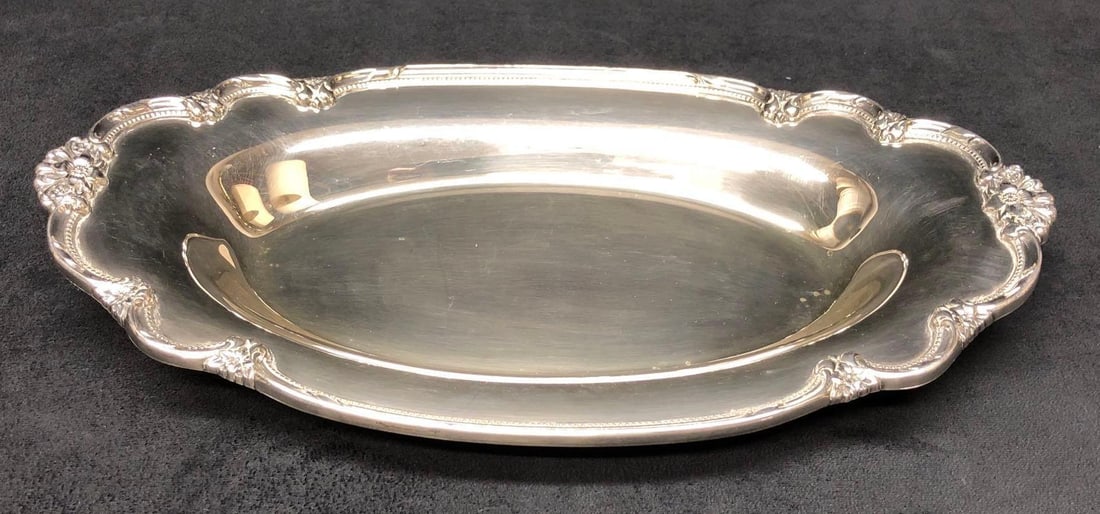 1847 Rogers Bros Remembrance 9819 Silverplate Tray: This lot contains 1847 Roger Bros Remembrance #9819 Silverplate Bread Tray Serving Dish. It is approx 14" x 8" x 1" and weighs about 1.6lbs. Overall the Silverplate Serving Dish is in good