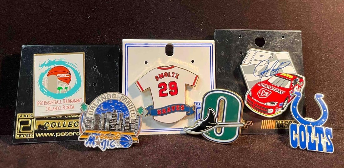 Bundle Of Random Sports Pins (F18): This lot contains a Bundle Of Random Sports Pins (F18). The pins fit together in a small 6 1/4" x 7 1/4" plastic bag and altogether they weigh about 0.1lbs. Overall the pins are in good used c