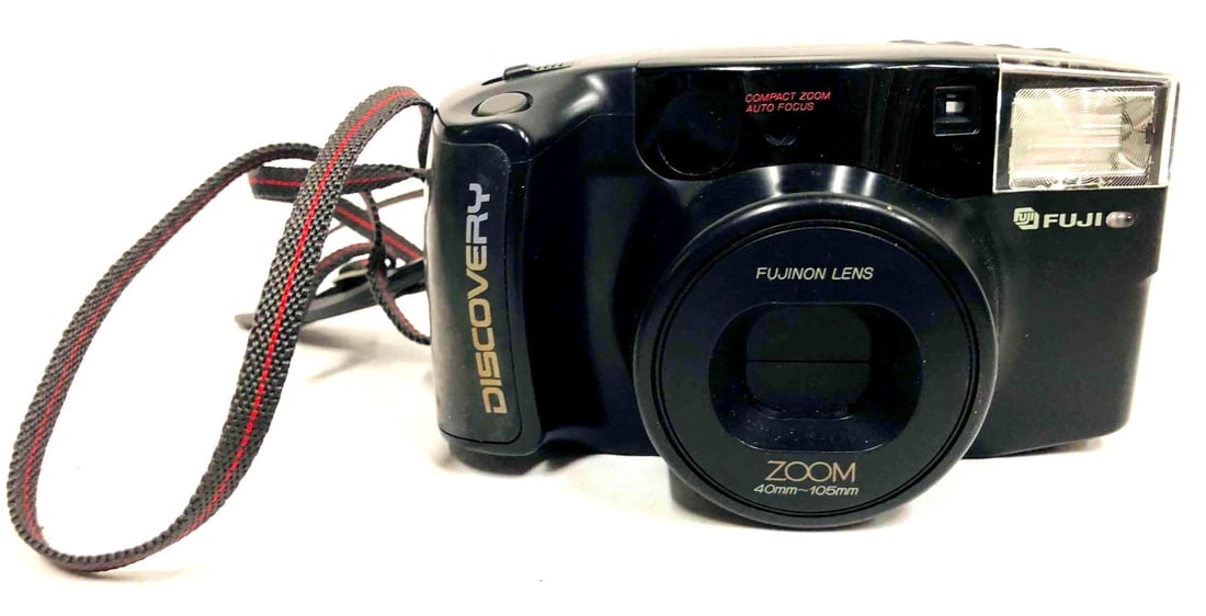 Fuji Fz 2000 Zoom Camera: This lot contains Fuji Fz 2000 Zoom Camera. It is approx 5 3/4" x 3 3/4" x 3 1/4" and it weighs about 1.2lbs. Overall the Camera is in good used condition with some light wear from use ove