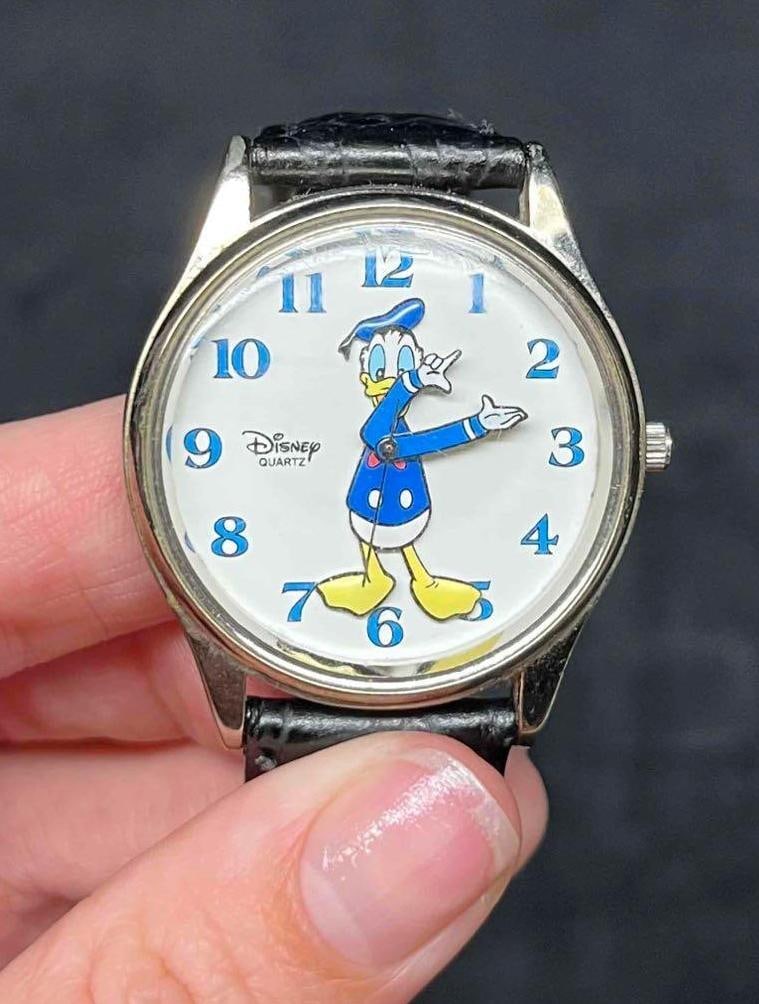 Authentic Original Disney Parks Quartz Watch Donald Duck (1 of 10)