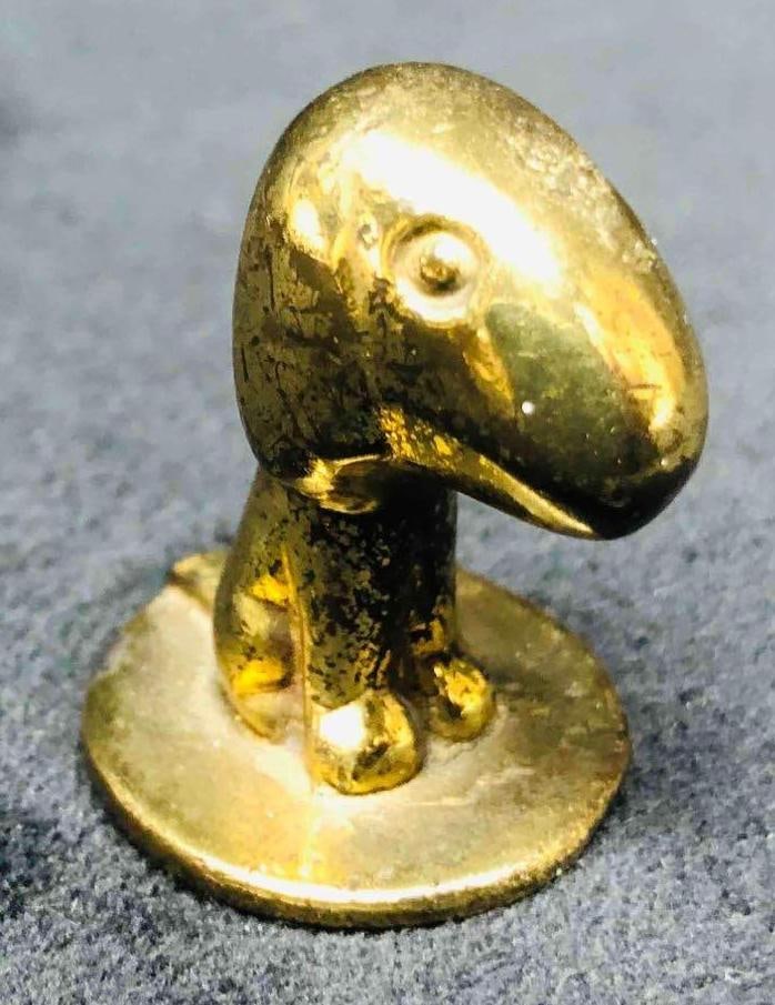 Vintage Small Bronze Snoopy Paperweight: This lot contains a Vintage Small Bronze Snoopy Paperweight. it is approx 1 1/4" x 1 1/4" x 1 1/2" and it weighs about 0.1lbs. Overall the snoopy paperweight is in good used condition with