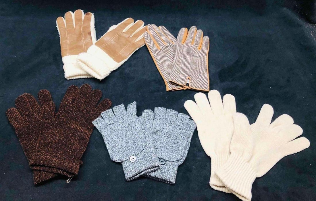 5 Pairs Of Women's Winter Gloves: This lot contains 5 Pairs Of Women's Winter Gloves. Approx Measurements for the gloves are listed below. Altogether the gloves weight about 0.6lbs. Overall the gloves are in good used condition wi