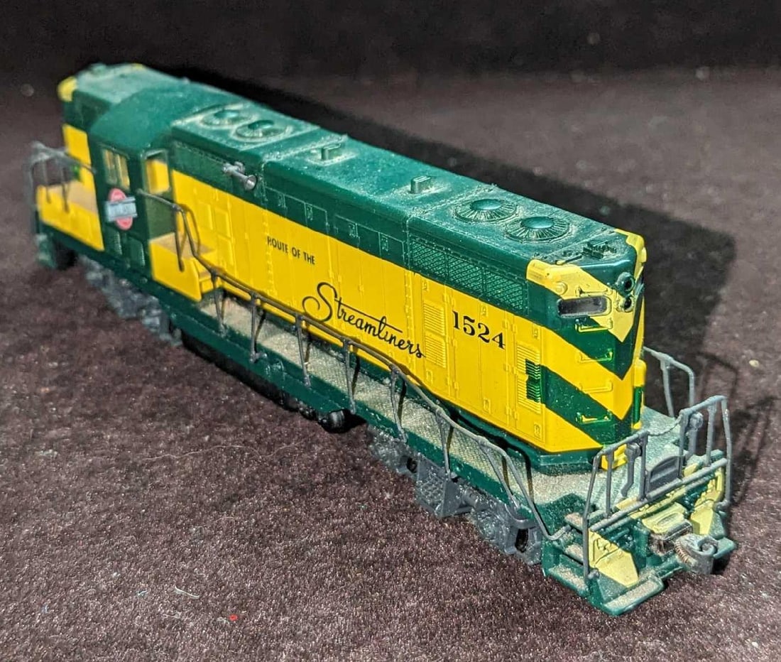 Vintage Kato HO Scale Chicago NW System Locomotive 1524 (1 of 8)