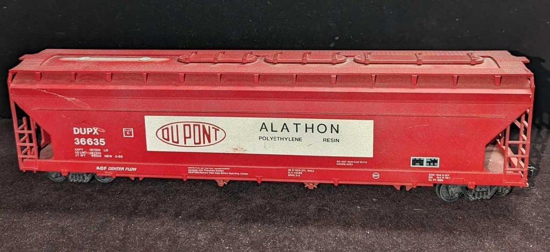 Weaver Dupont Alathon 4 Bay Covered Hopper Car O Scale (1 of 6)