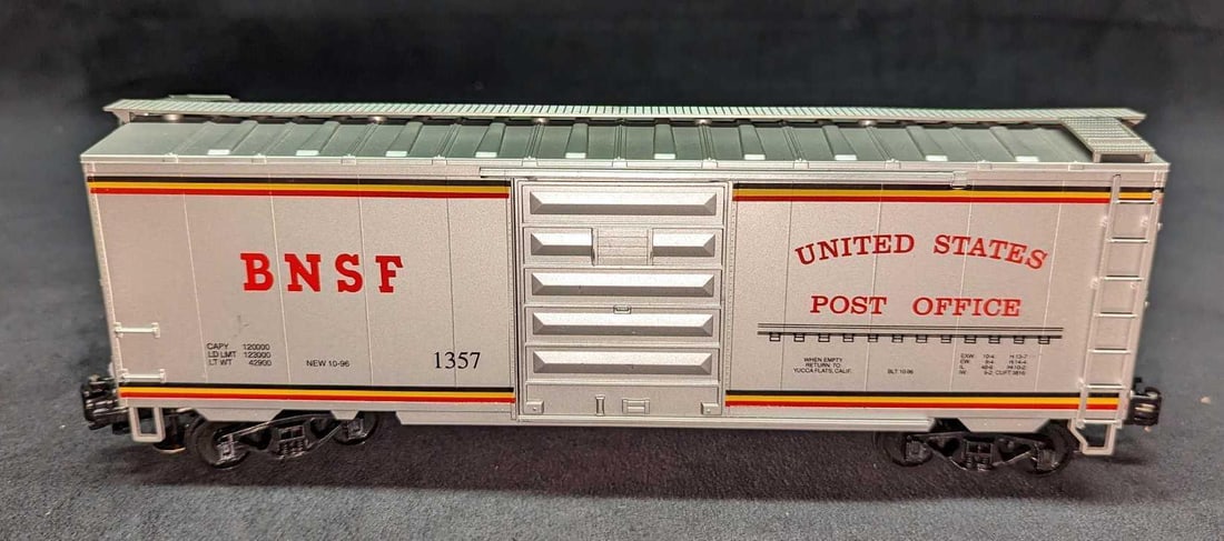 Weaver BNSF United States Post Office PS-1 Box Car B: Weaver BNSF United States Post Office PS-1 Box Car B. The box car comes in its original box that is approx 15" x 3 1/4" x 4 1/2" and it weighs 0.90lb. The box has some shelf wear and the b