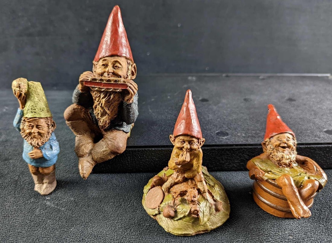F11 Vintage Tom Clark Eddie Johnny Bath E Gnome Figurines: This lot includes: (1) "E". This is approx 1" x 1" x 4" and it weighs 0.06lb. Has some signs of wear on the top, the top of the gnome's hat is missing and chipped along with so