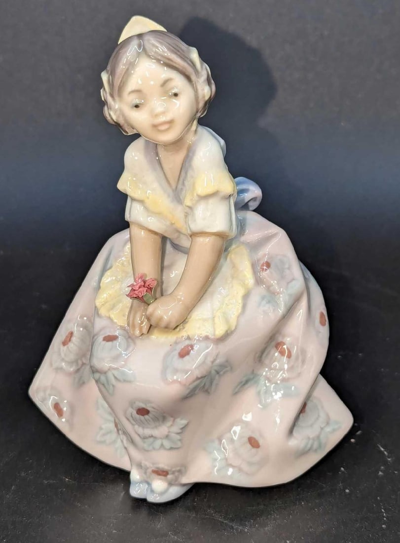 1985 Lladro 5372 Lolita: This lot contains a 1985 Lladro 5372 Lolita. It is approx 4-3/4" x 3-1/2" x 2-1/2" and it weighs about 0.4lbs. This was designed by Salvador Debon and was released from the year 1986 to th