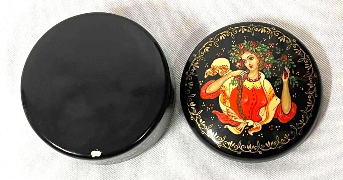 Small Hand Painted Black Lacquer Trinket Box (1 of 7)
