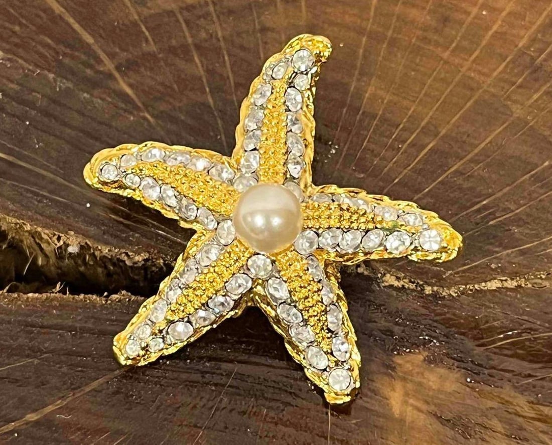 Vintage KJL Kenneth Jay Lane Gold Tone Rhinestone Starfish Necklace Attachment: This lot contains a Vintage KJL Kenneth Jay Lane Gold Tone Rhinestone Starfish Necklace Attachment. It is approx 1 1/2" x 1 1/2" x 1/2". Total weight is approx 0.4oz. Overall the necklace 