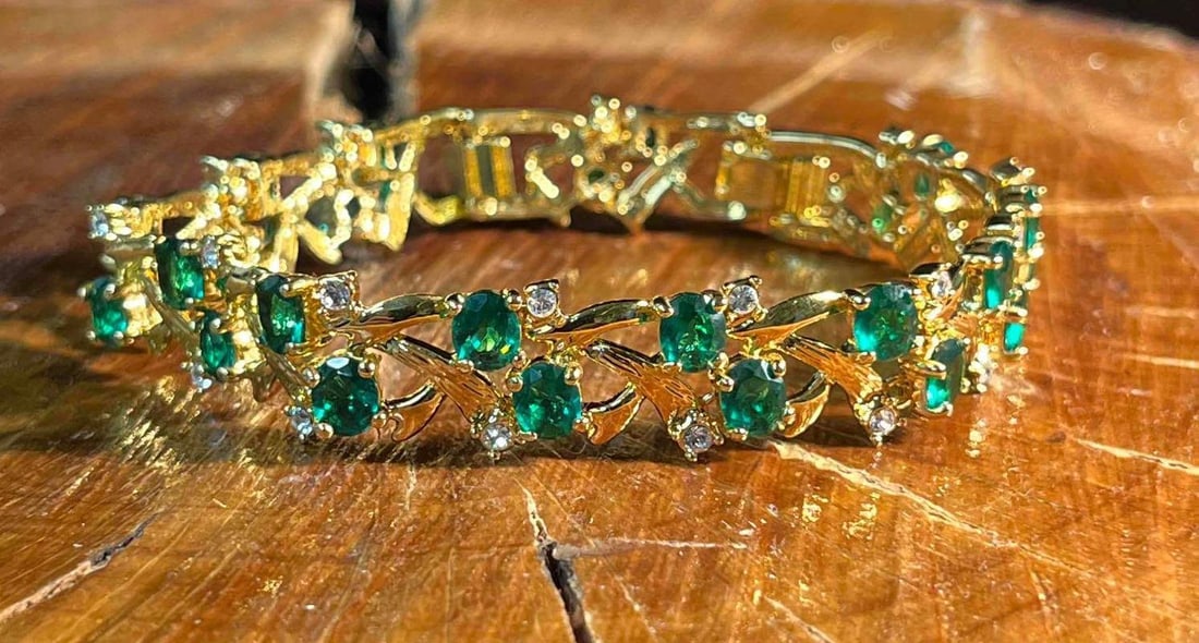 Jacqueline Kennedy JBK Gold Tone Rhinestone Tennis Bracelet: This lot contains a Jacqueline Kennedy JBK Gold Tone Rhinestone Tennis Bracelet. It is approx 8 3/4" long unclasped. Total weight is 0.9oz. Overall the JBK Gold Tone Tennis Bracelet is in good use