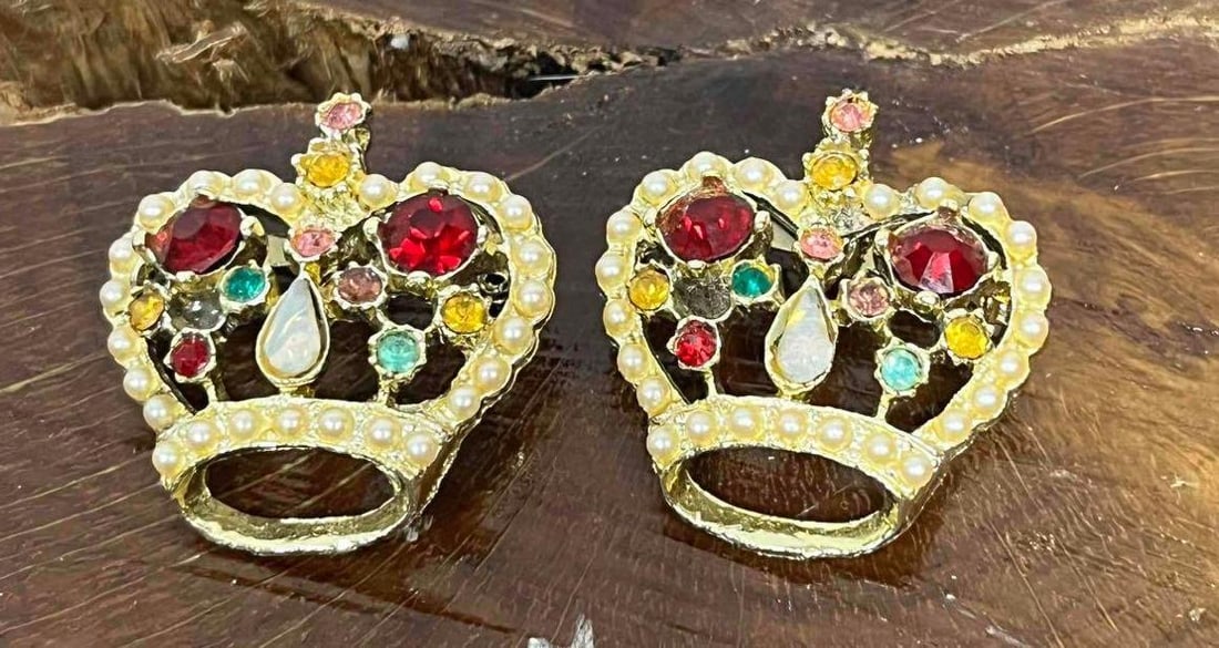 Two Matching Vintage Crown Rhinestone Pins: This lot contains Two Matching Vintage Crown Rhinestone Pins. Each Pin is approx 1 1/4" x 1 1/4" x 1/2". Total weight is approx 0.8oz. Overall the pins are in good vintage condition with s