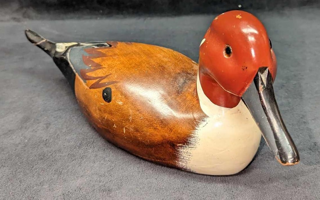 Vintage Wood Hand Carved Duck: Vintage Wood Hand Carved Duck. Eyes appear to be glass. The maker and date of creation are unknown. This is approx 16 3/8" x 4" x 6" and it weighs 1.89lb. The duck has some chips and scrat