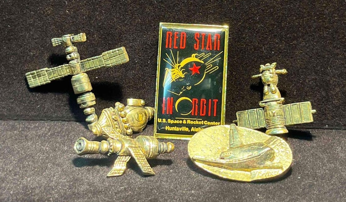 Red Star In Orbit Gold Colored Pins U.S. Space & Rocket Center (F18) (1 of 7)