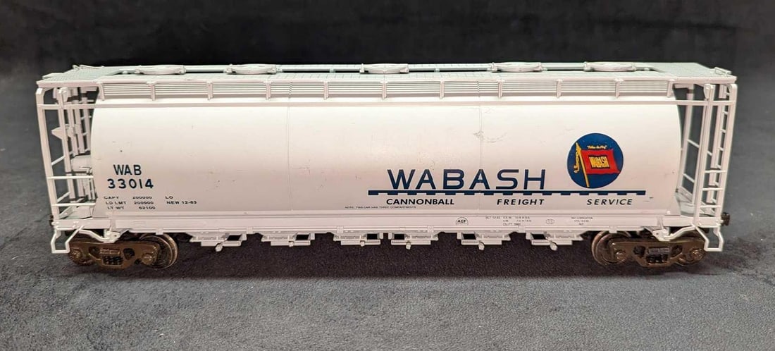 Atlas O Scale Wabash Bay Cylindrical Hopper: Atlas O Scale Wabash Bay Cylindrical Hopper. This comes in its original box that is approximately 17" x 3 3/4" x 6" and it weighs 1.86lb. The box has some shelf wear, and the hopper has so