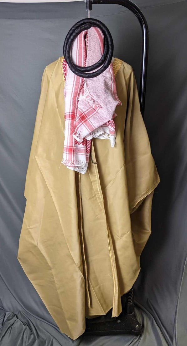Saudi Arabian Men's Robe Bisht Cloak and Head Dress (1 of 7)