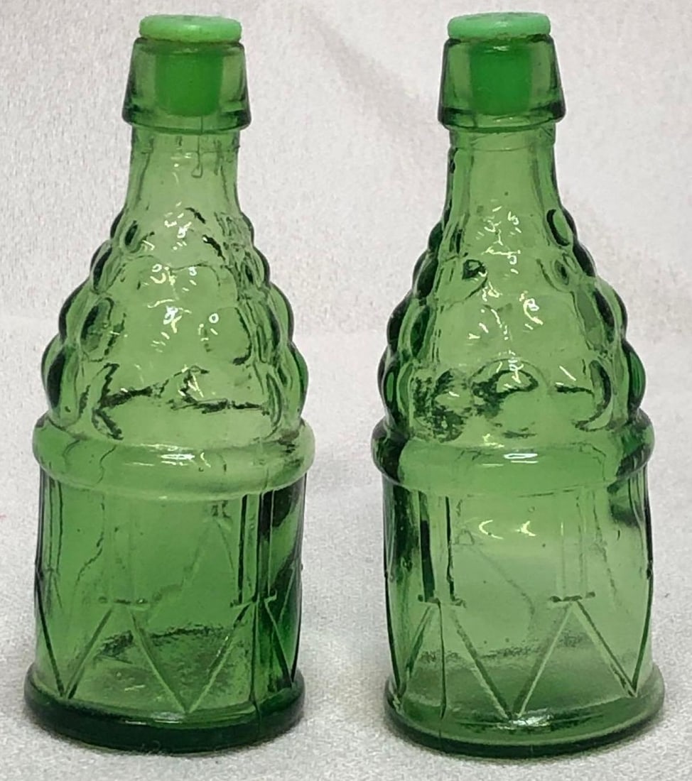 Vintage Green Glass Wine Bottle Salt & Pepper Shakers: This lot contains Vintage Green Glass Miniature Wine Bottle Salt & Pepper Shakers. Made in Taiwan. Each shaker is approx 3-1/2" x 1-1/2" x 1-1/2" with a combined weight of about 0.2lbs