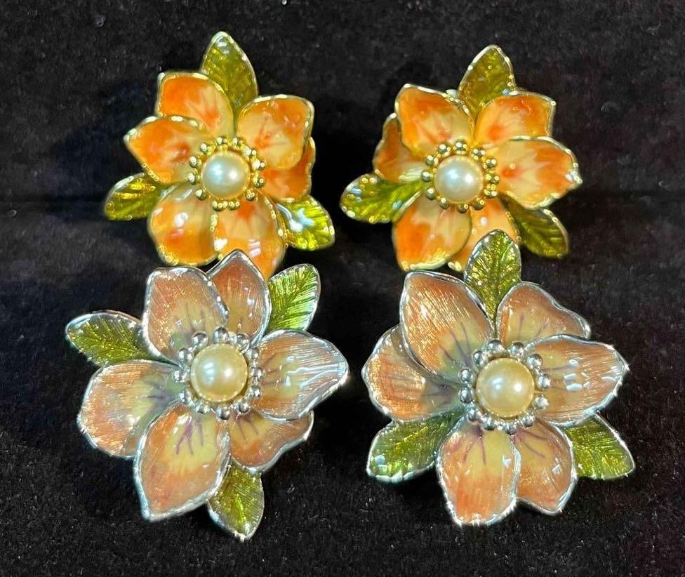 Two Pairs Of Vintage Joan Rivers Clip On Flower With Pearl Earrings Silver & Gold Tone (1 of 6)