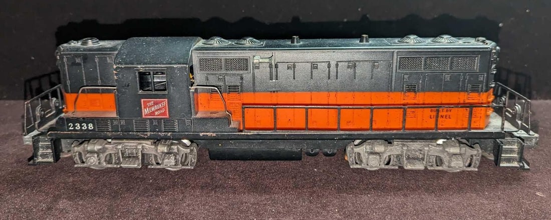 Vintage Lionel The Milwaukee Road Diesel 2338: Vintage Lionel The Milwaukee Road Diesel 2338. Untested. This is approx 14 1/2" x 2 3/4" x 3 1/2" and it weighs 3.38lbs. It has some wear, scratches, and light surface rust on the bottom. The rest has