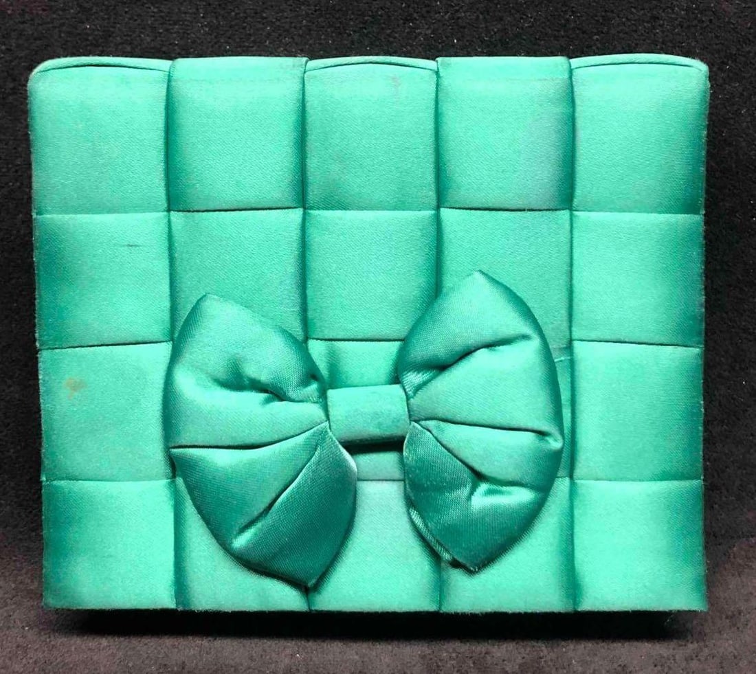 Green La Regale LTD. Bow Purse: This lot contains Green La Regale LTD. Bow Purse. The purse does have a strap so it can be worn over the shoulder or used as a clutch. It is approx 5 1/2" x 1 1/4" x 4 1/2" and it weighs a