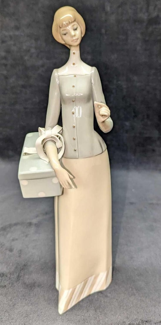 Retired Lladro The Dressmaker Figurine (1 of 6)
