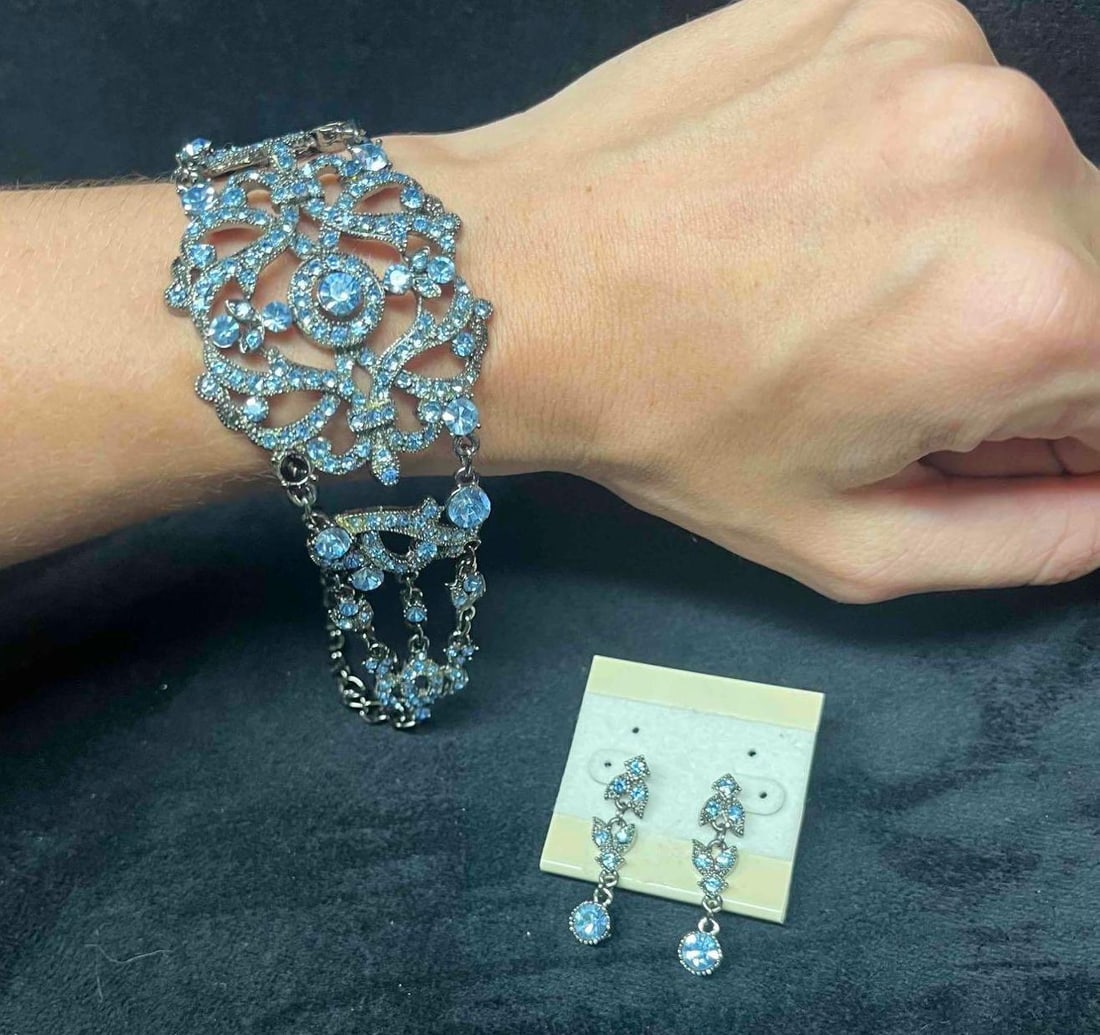 Matching Blue Stone Costume Jewelry Bracelet & Earrings Set (1 of 5)