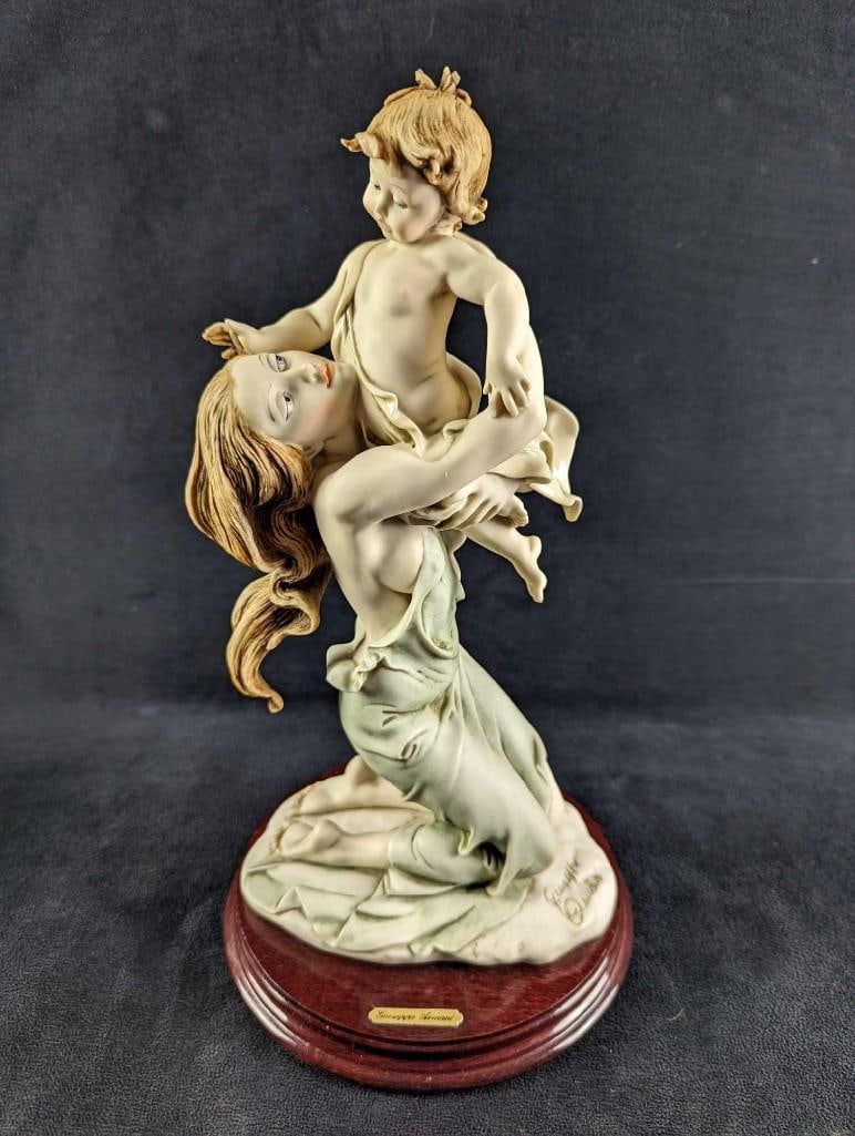 Giuseppe Armani Abiding Love Statue: Giuseppe Armani Abiding Love Statue. Open Edition "Abiding Love" Giuseppe Armani Statue. The figurine is made of Capodimonte porcelain and is approx 7" x 7" x 13" and it weighs 4.2