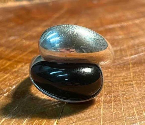 .925 Sterling Silver & Black Onyx Ring: ??????This piece of jewelry has been tested and researched prior to listing. Please view all our pictures. They are part of our description. DETAILS: .925 Sterling Silver & Black Onyx Ring Metal