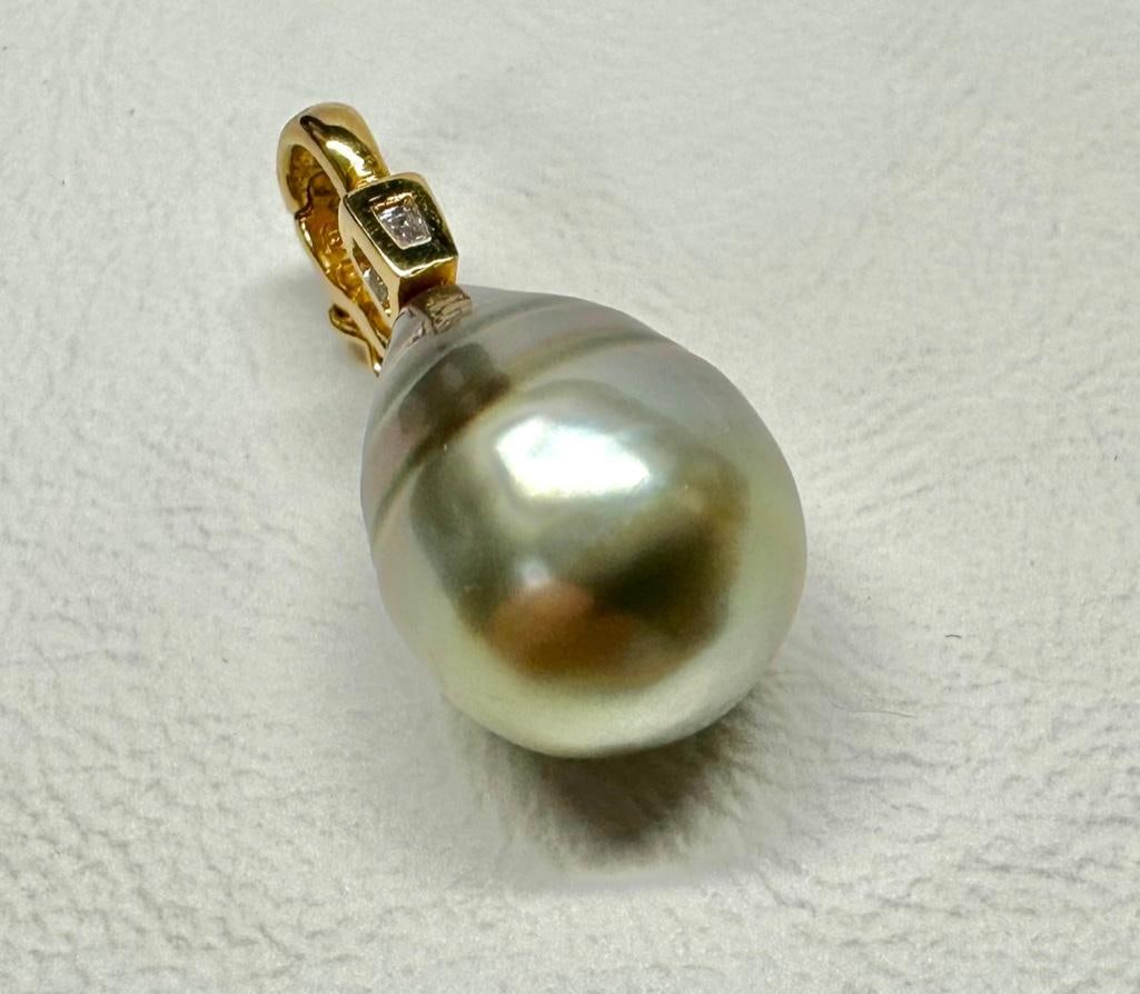18k Gold Tahitian Drop Pearl Pendant: This piece of jewelry has been tested and researched prior to listing. Please view all our pictures they are part of our description. DETAILS: Metal - 18k Gold Color - Yellow Gold Stones - Tahitian Dr