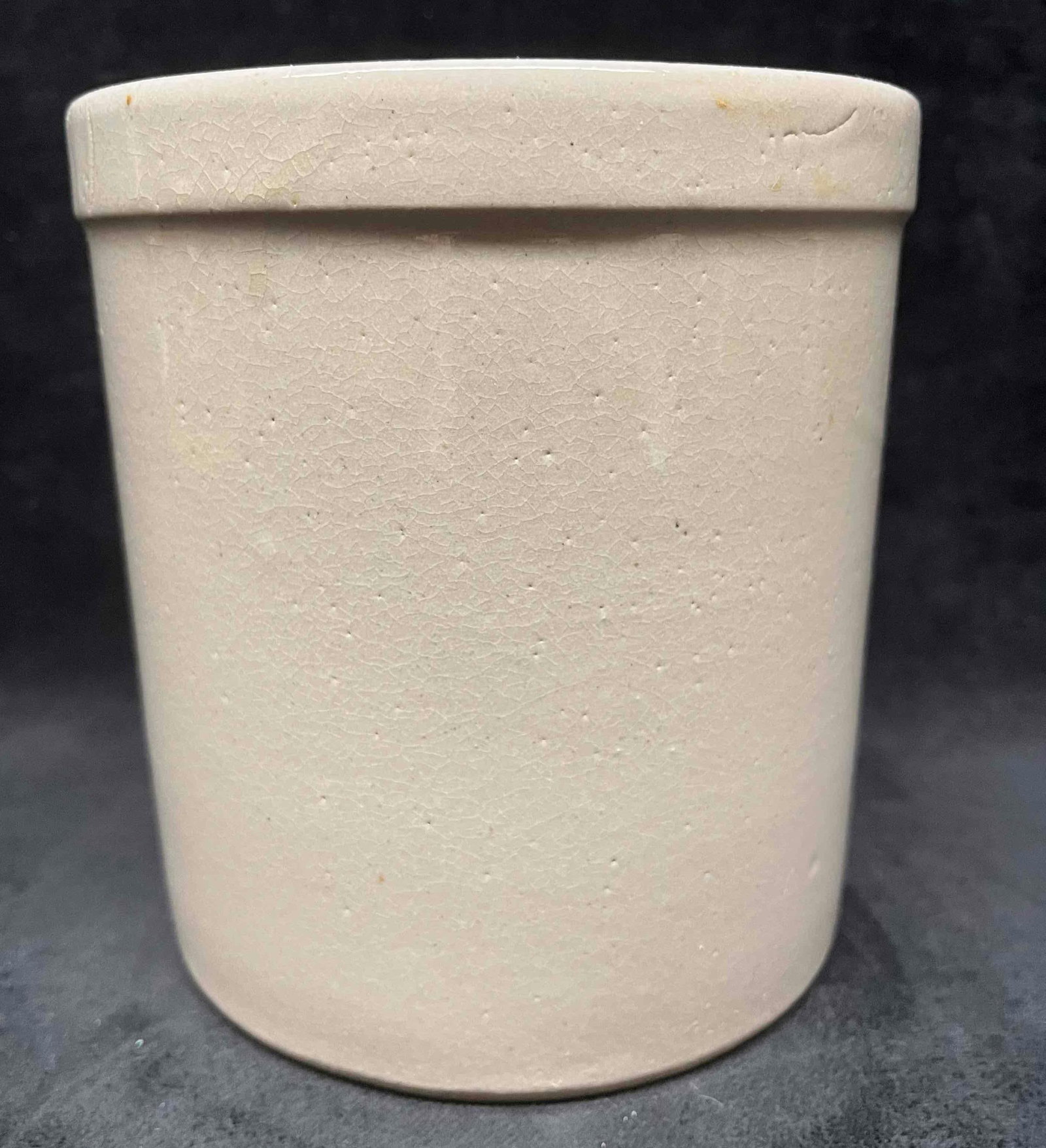 Vintage R.R.P. Co, Roseville, U.S.A Pottery Planter: This lot contains a Vintage R.R.P. Co, Roseville, U.S.A Pottery Planter. It is approx 6" x 6" x 6 1/4". Total weight is 3.3lbs. Overall the Planter is in good sued condition with some ligh