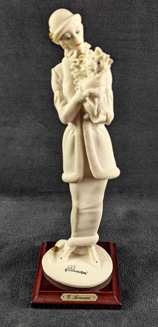 Giuseppe Armani Lady with Dog Figurine: Giuseppe Armani Lady with Dog Figurine Open Edition "Giuseppe Armani Lady with Dog Figurine" Giuseppe Armani Figurine. The figurine is made of Capodimonte porcelain and is approx 3 1/4" x