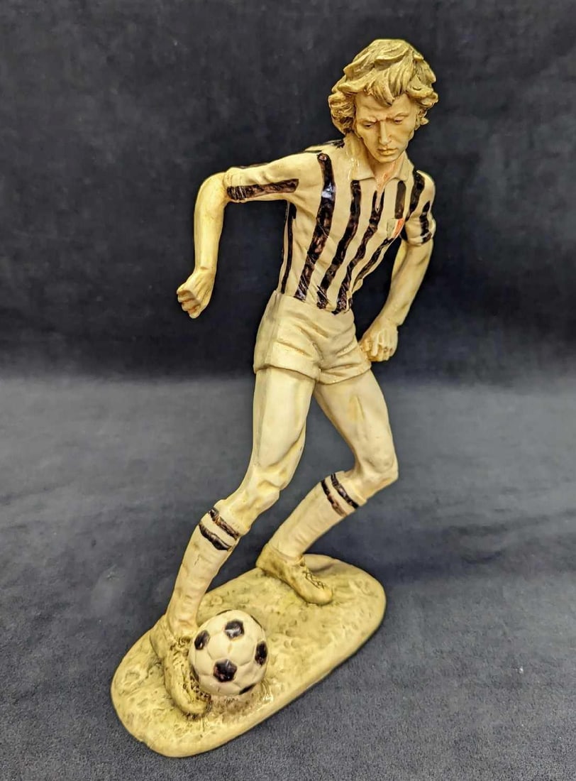 Pucci Capodimonte Soccer Player Figurine: Pucci Capodimonte Soccer Player Figurine. Is approx 5 1/2" x 3" x 10" and it weighs 1.23lbs. Is in a good,vintage condition with some markings and it does not have the wooden base.